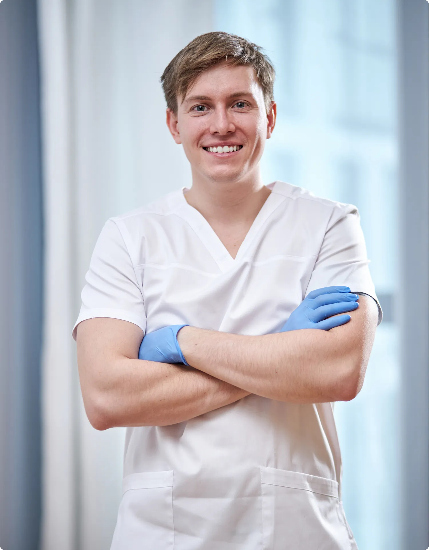 medecin-souriant-avec-gants-bleus