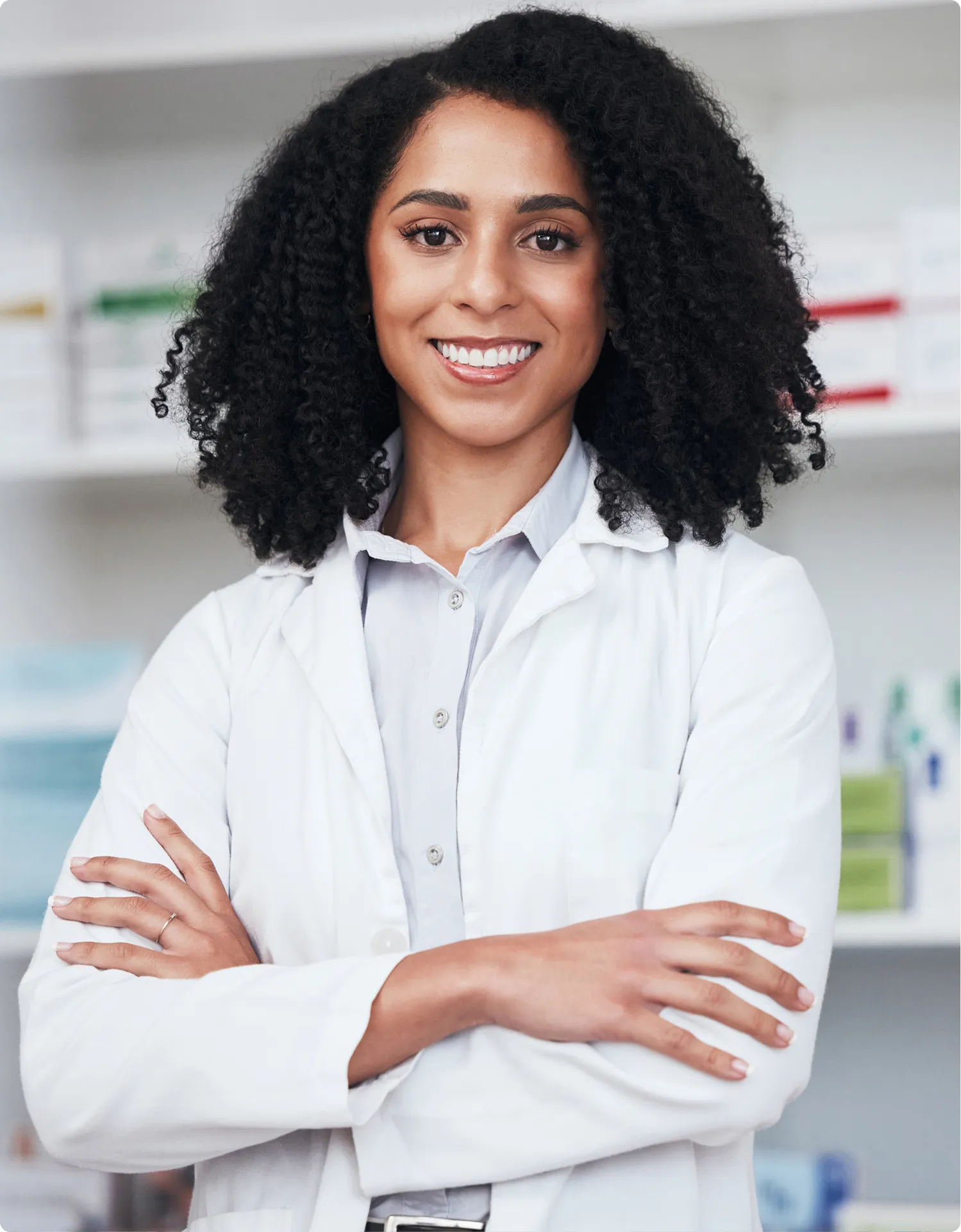 pharmacie-femme-souriante-blouse-blanche
